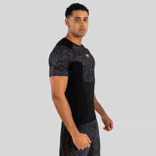 rashgard venum x ilia topuria unmatched short sleeve rashguard – black gold 1 рашгард venum x ilia topuria unmatched short sleeve rashguard - black/gold 1