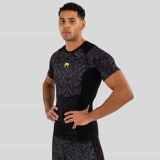 rashgard venum x ilia topuria unmatched short sleeve rashguard – black gold рашгард venum x ilia topuria unmatched short sleeve rashguard - black/gold