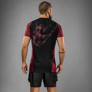 Тениска Venum x Assassin’s Creed Shadows Men’s Dry-Tech T-Shirt – Burgundy Black 1 Тениска Venum x Assassin’s Creed Shadows Men’s Dry-Tech T-Shirt - Burgundy Black