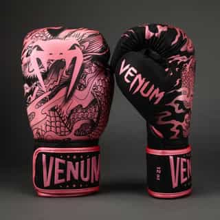 Боксови Ръкавици Venum Dragon’s Flight Boxing Gloves Black Metallic Pink 1 Боксови Ръкавици Venum Dragon's Flight Boxing Gloves Black Metallic Pink 1