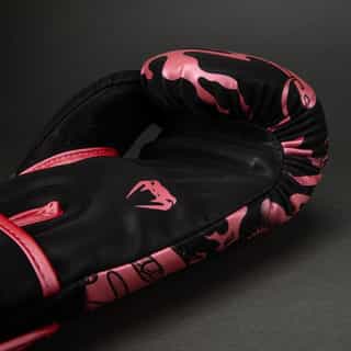 Боксови Ръкавици Venum Dragon’s Flight Boxing Gloves Black Metallic Pink 3 Боксови Ръкавици Venum Dragon's Flight Boxing Gloves Black Metallic Pink 3