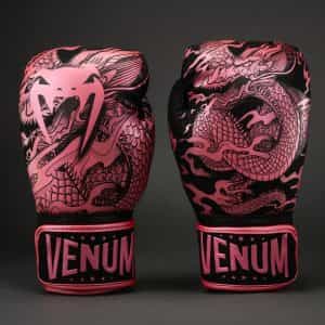 Боксови Ръкавици Venum Dragon’s Flight Boxing Gloves Black Metallic Pink Боксови Ръкавици Venum Dragon's Flight Boxing Gloves Black Metallic Pink