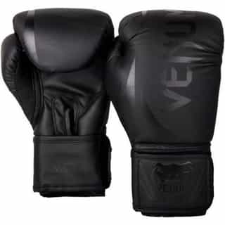 -РЪКАВИЦИ-VENUM-CHALLENGER-2.0-KIDS-BOXING-GLOVES-BLACK-4-e1629273789897.jpg БОКСОВИ РЪКАВИЦИ VENUM CHALLENGER 2.0 KIDS BOXING GLOVES BLACK 4