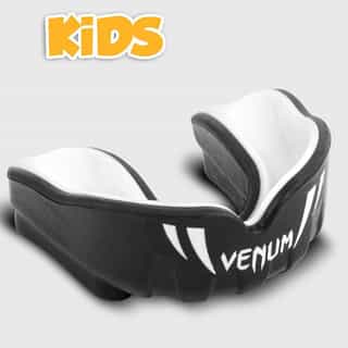 -ЗА-УСТА-VENUM-CHALLENGER-KIDS-MOUTHGUARD-BLACK-WHITE.jpg детски протектор за уста venum challenger