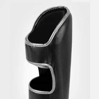 protektori za kraka venum challenger black silver (3) протектори за крака venum challenger black/silver 3