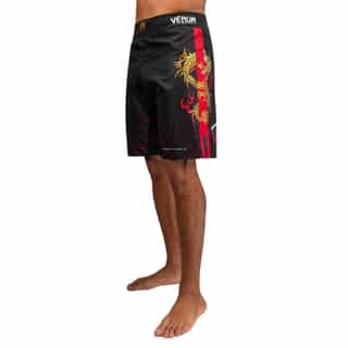 shorti venum x tekken 8 – marshall law fight shorts – blac kred gold 3 шорти venum x tekken 8 - marshall law fight shorts - black/red/gold 3