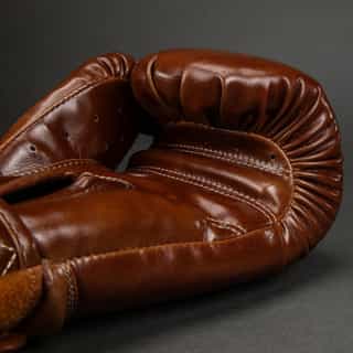 Боксови Ръкавици Venum Impact Classic Boxing Gloves – Shiny Havana 2 Боксови Ръкавици Venum Impact Classic Boxing Gloves - Shiny Havana 2