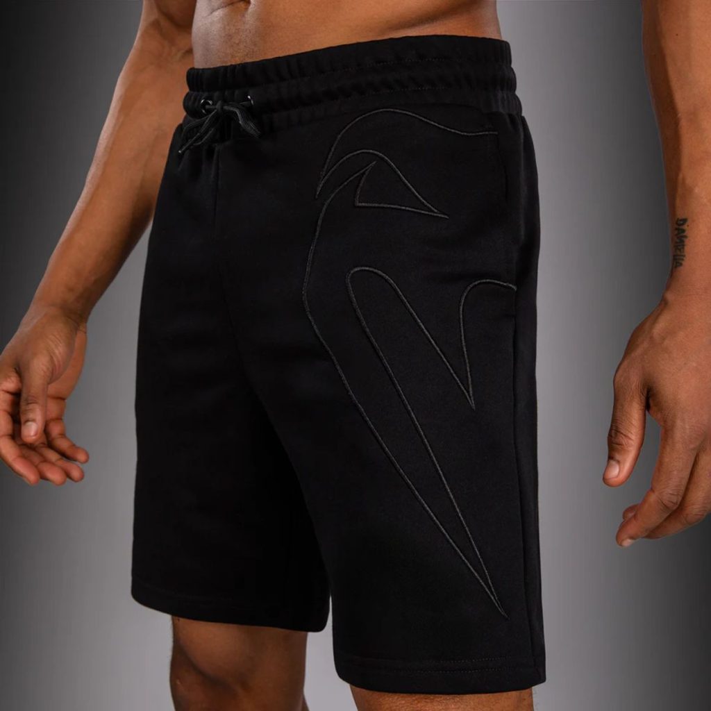 Шорти Venum Giant 3D Cotton Shorts Black – детайл на логото