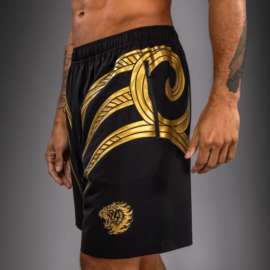 Шорти Venum x Mike Tyson Tiger Training Shorts – Black/Gold – детайл на златистата тигрова графика