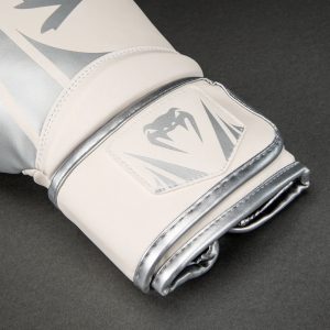 Боксови ръкавици Venum Challenger 2.5 White/Silver – детайл на закопчаването