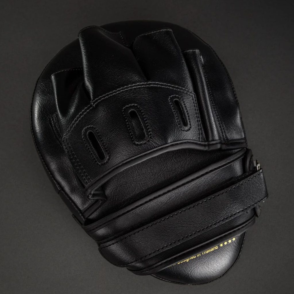 Лапи за бокс Venum Light Focus Mitts – детайл на лентата за ръка