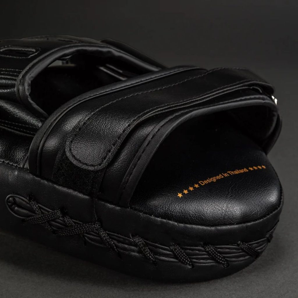 Лапи за бокс Venum Light Focus Mitts – страничен изглед на извития профил