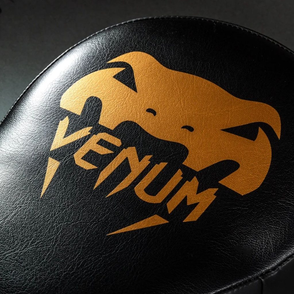 Лапи за бокс Venum Light Focus Mitts – детайл на удрящата повърхност с лого Venum