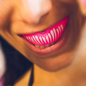 Протектор за Зъби SAFEJAWZ Extro Series Pink Viper – поставен в устата