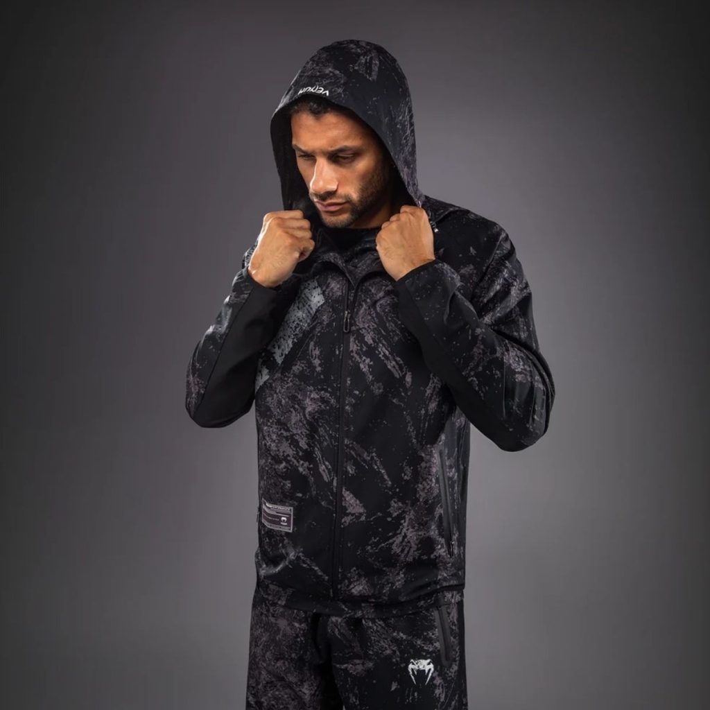 Спортен Екип Venum Rage & Workout Black/Grey – детайл на качулката и ципа на горнището