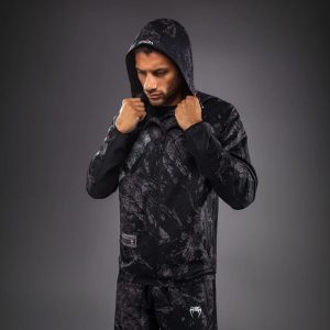 Спортен Екип Venum Rage & Workout Black/Grey – детайл на качулката и ципа на горнището