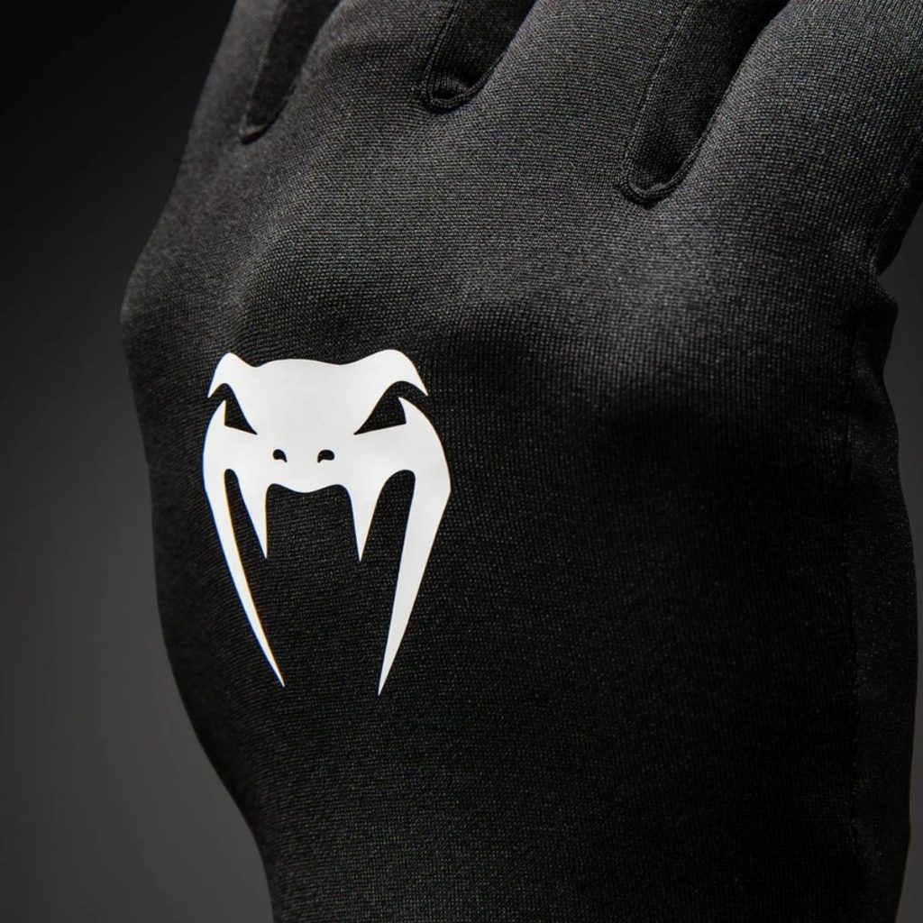 Вътрешни Ръкавици Venum Glove Liners – Black – детайл на логото Venum върху ръката