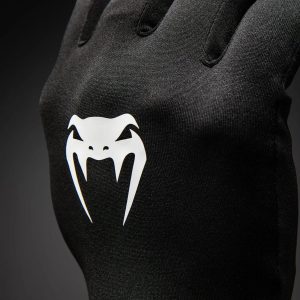 Вътрешни Ръкавици Venum Glove Liners – Black – детайл на логото Venum върху ръката