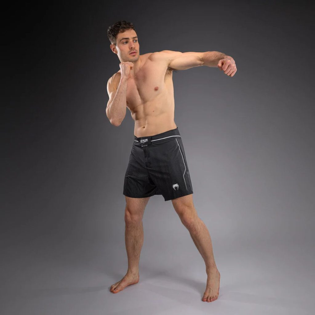 Шорти Venum Stealth Fightshorts Black/White – детайл на колана