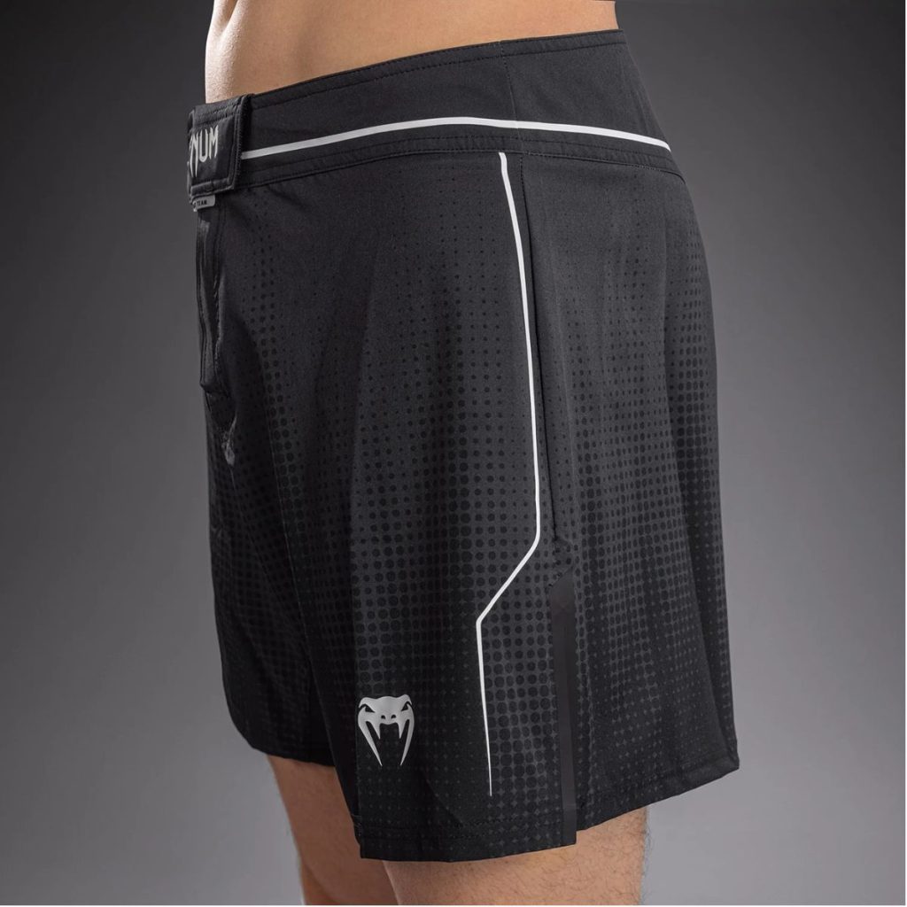 Шорти Venum Stealth Fightshorts Black/White – изглед отстрани