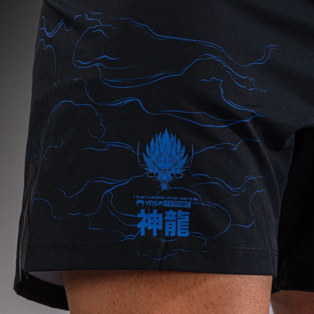 Шорти Venum Thunder Dragon Fightshorts - Black/Royal Blue – детайл на сублимирания дизайн