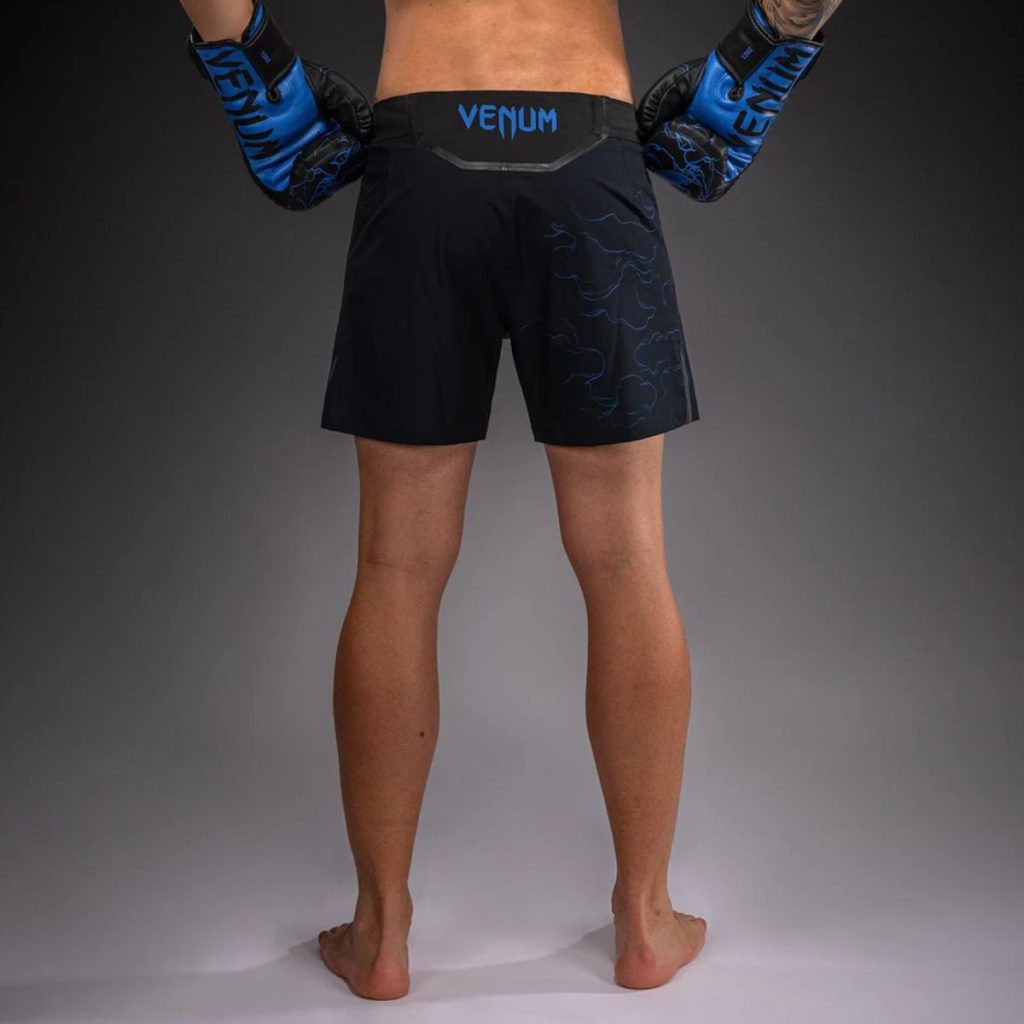 Шорти Venum Thunder Dragon Fightshorts - Black/Royal Blue – детайл на еластичния колан