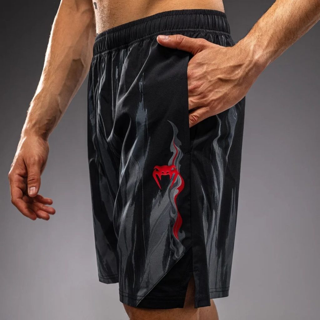 Шорти Venum Demon Training Shorts – Black/Grey – детайл на страничния джоб и графиката Demon