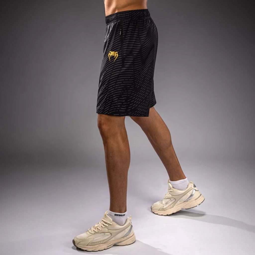 Шорти Venum Galactic 3.0 Training Shorts – страничен изглед със златното лого Venum