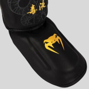 протектори за крака venum serpenti black/silver/gold 3