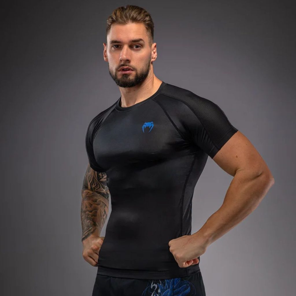 Рашгард Venum Thunder Dragon Black/Royal Blue – детайл на мрежестите панели на ръкава