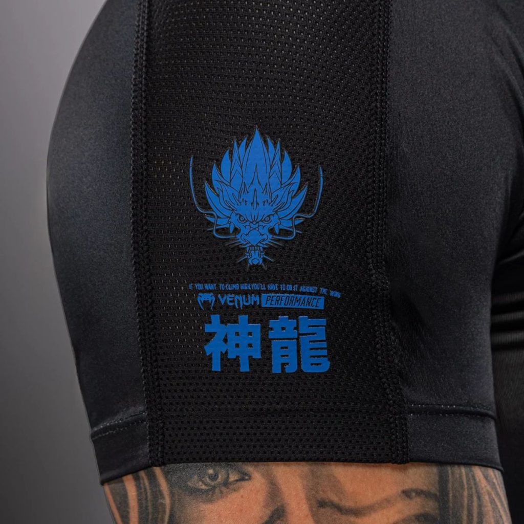 Рашгард Venum Thunder Dragon Black/Royal Blue – детайл на силиконовия кант на кръста