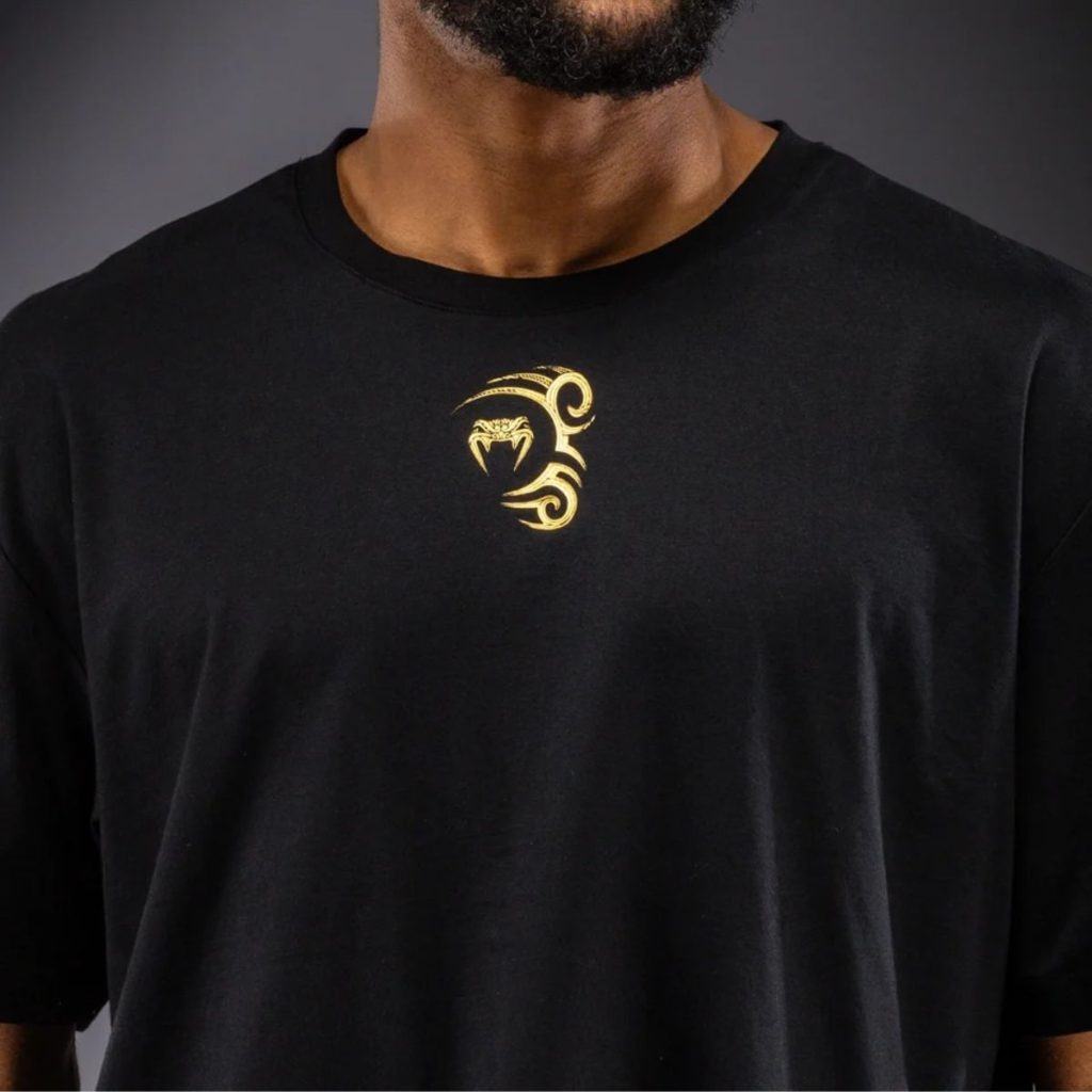 Тениска Venum x Mike Tyson Tiger T-Shirt – Black/Gold – детайл на златистото лого отпред