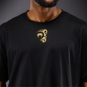 Тениска Venum x Mike Tyson Tiger T-Shirt – Black/Gold – детайл на златистото лого отпред