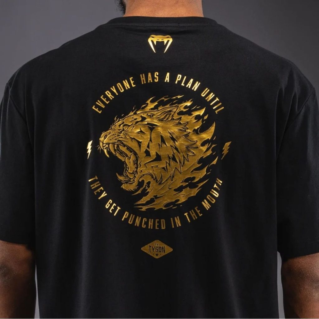 Тениска Venum x Mike Tyson Tiger T-Shirt – Black/Gold – детайл на кръглия принт на гърба