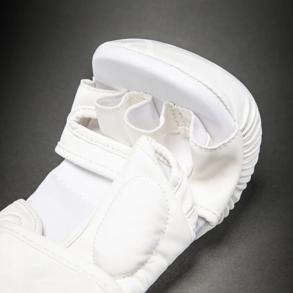 ММА Ръкавици Venum Contender 1.5 XT 3D Sparring Gloves – White/Gold – детайл на велкро закопчаването