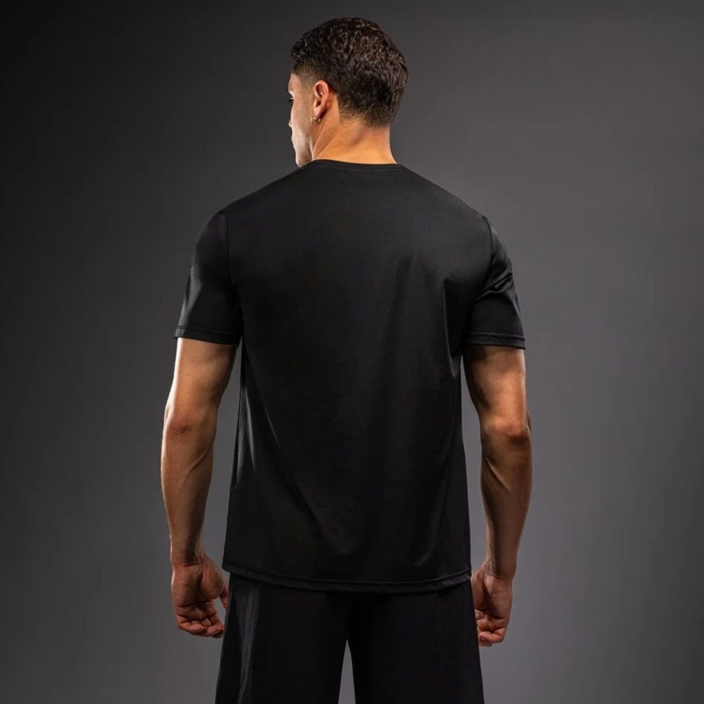 Тениска Venum Classic Dry Tech T-Shirt – Black/Gold – детайл на златистото лого на гърдите