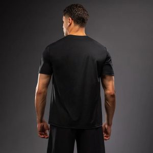 Тениска Venum Classic Dry Tech T-Shirt – Black/Gold – детайл на златистото лого на гърдите
