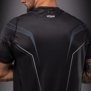 Детайл на влагоотвеждащата Dry-Tech материя на гърба на тениска Venum Streamline