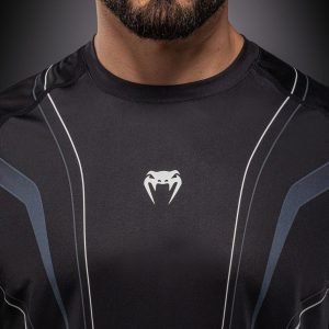 Детайл на предната част на тениска Venum Streamline Dry-Tech с лого Venum