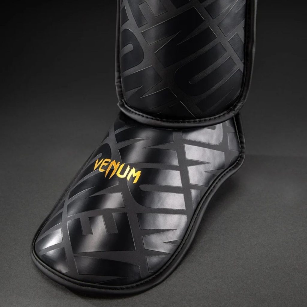 Протектори за Крака Venum Contender 1.5 XT 3D Shin Guards – Black/Gold – детайл на велкро лентите