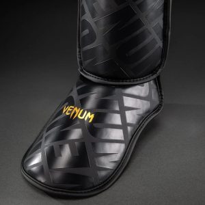 Протектори за Крака Venum Contender 1.5 XT 3D Shin Guards – Black/Gold – детайл на велкро лентите