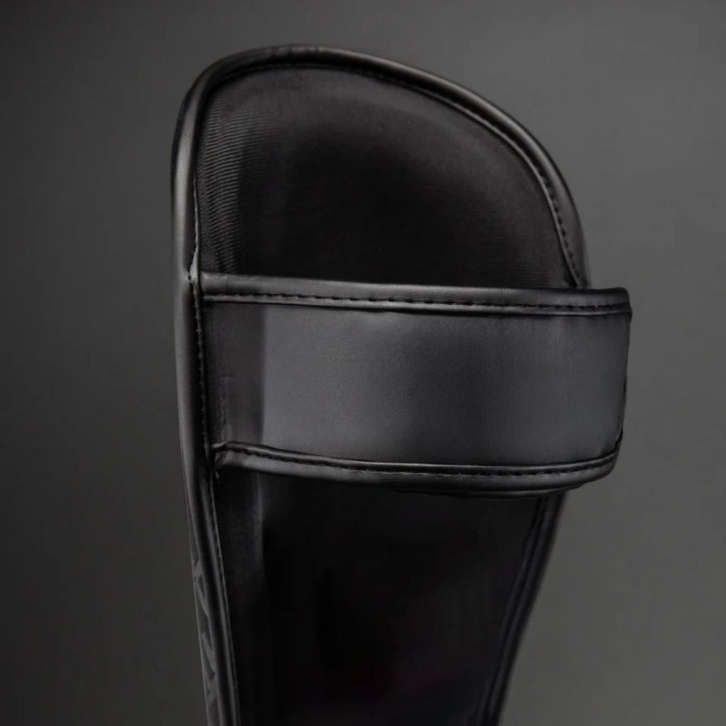 Протектори за Крака Venum Contender 1.5 XT 3D Shin Guards – Black/Gold – детайл на 3D мотива и логото