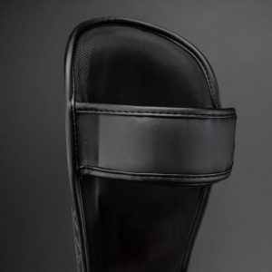 Протектори за Крака Venum Contender 1.5 XT 3D Shin Guards – Black/Gold – детайл на златистото лого на предния панел