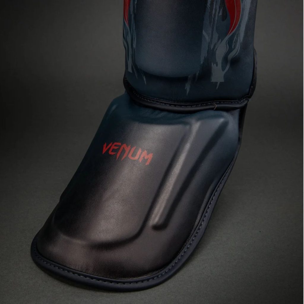 Протектори за Крака Venum Demon Shin Guards – Black/Grey – детайл на протектора за стъпалото с лого Venum