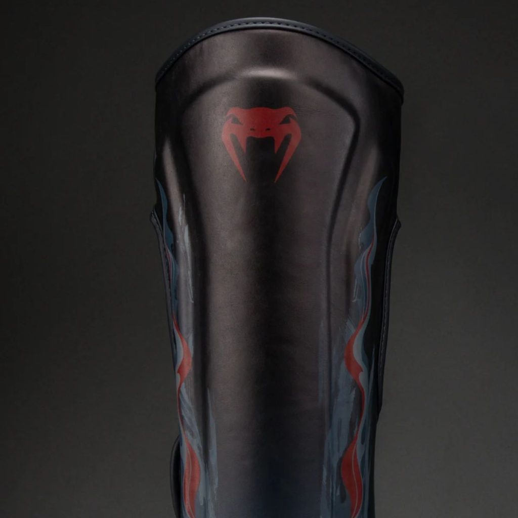 Протектори за Крака Venum Demon Shin Guards – Black/Grey – детайл на предпазителя за подбедрица с Demon графика