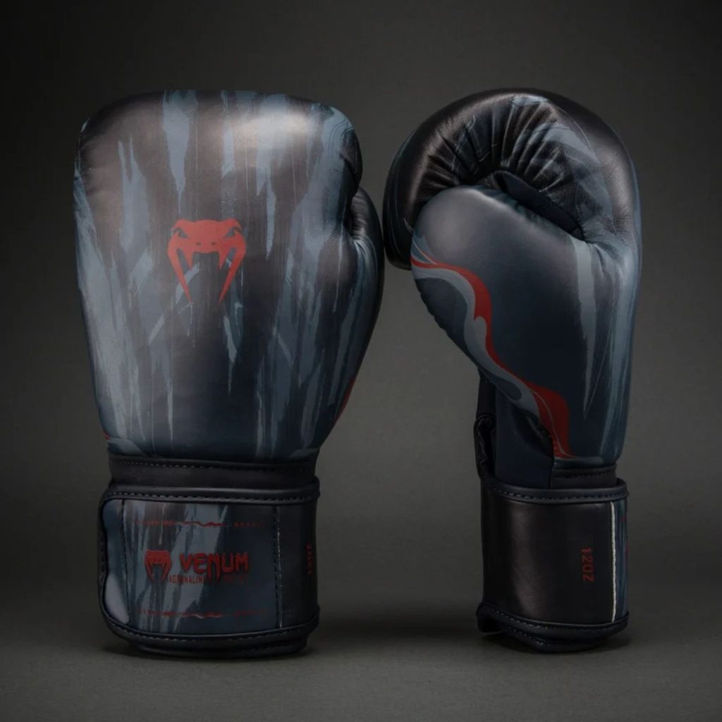 Боксови ръкавици Venum Demon Boxing Gloves – Black/Grey – детайл на маншетите с логото Venum