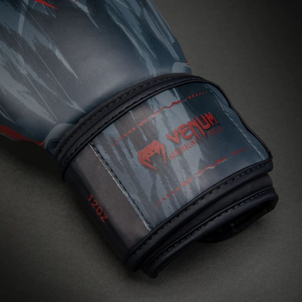Боксови ръкавици Venum Demon Boxing Gloves – Black/Grey – детайл на велкро затягането