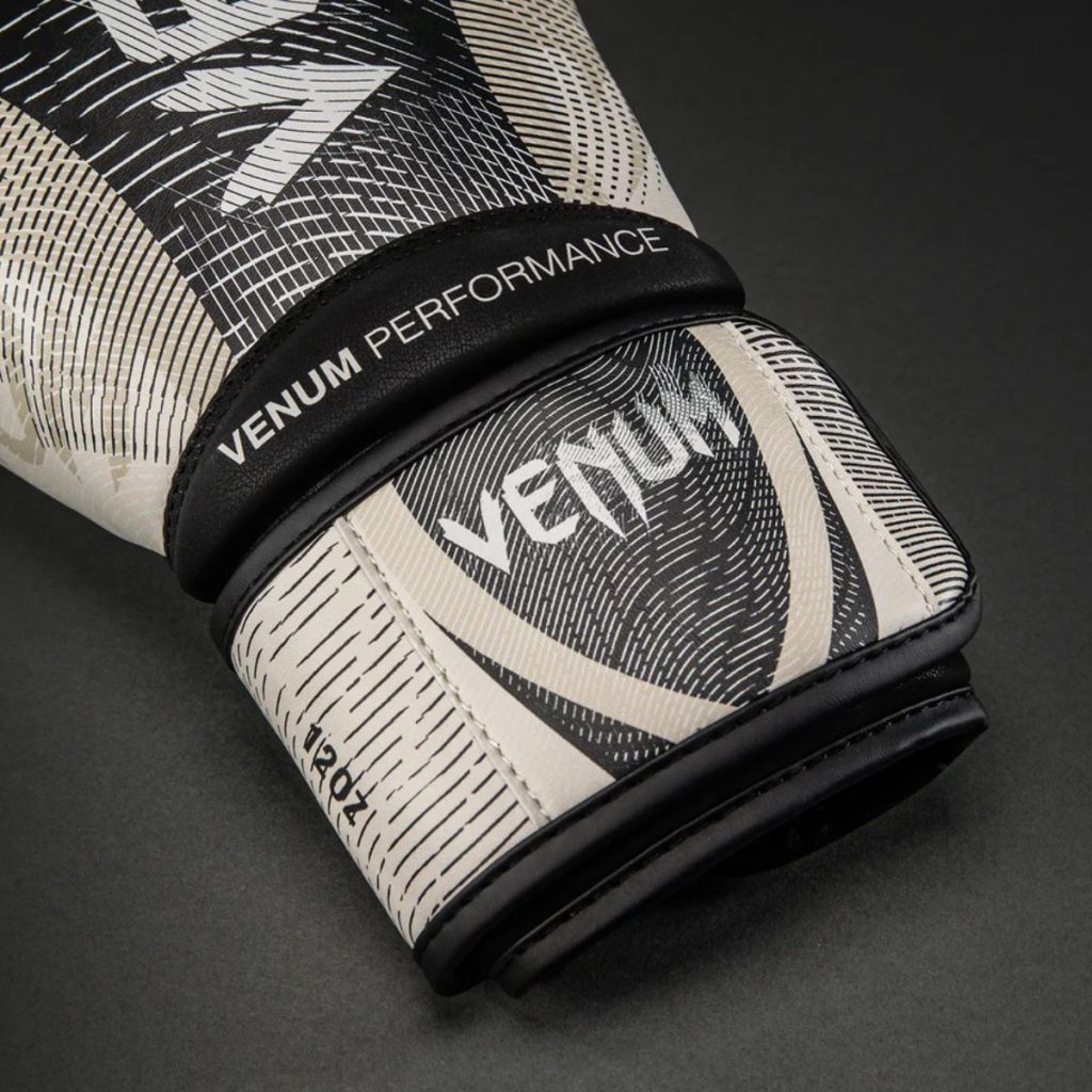 Боксови ръкавици Venum Galactic 3.0 – детайл на широкото велкро закопчаване