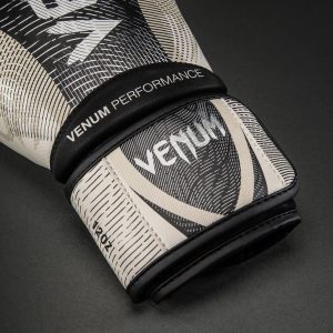 Боксови ръкавици Venum Galactic 3.0 – детайл на широкото велкро закопчаване