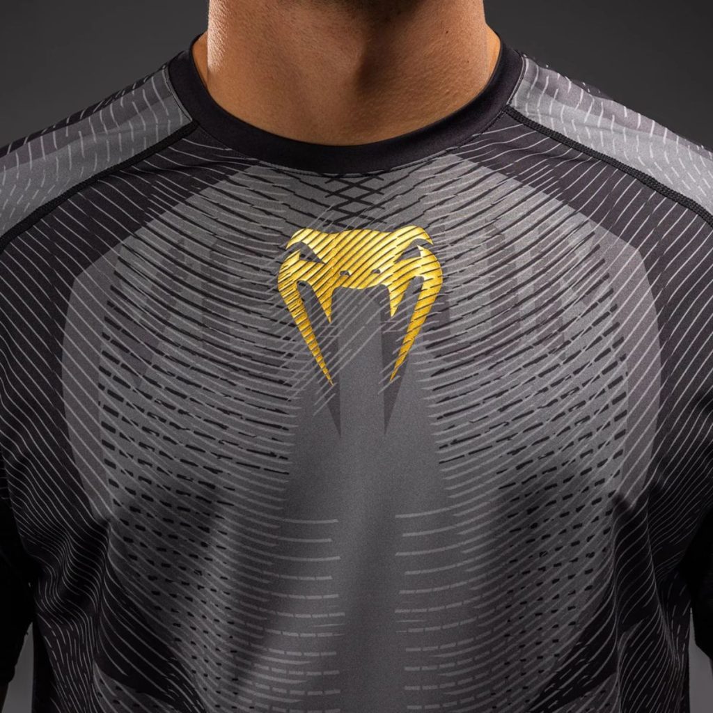 Тениска Venum Galactic 3.0 Dry Tech T-Shirt – Black/Gold – детайл на сублимираната графика и Dry-Tech материята